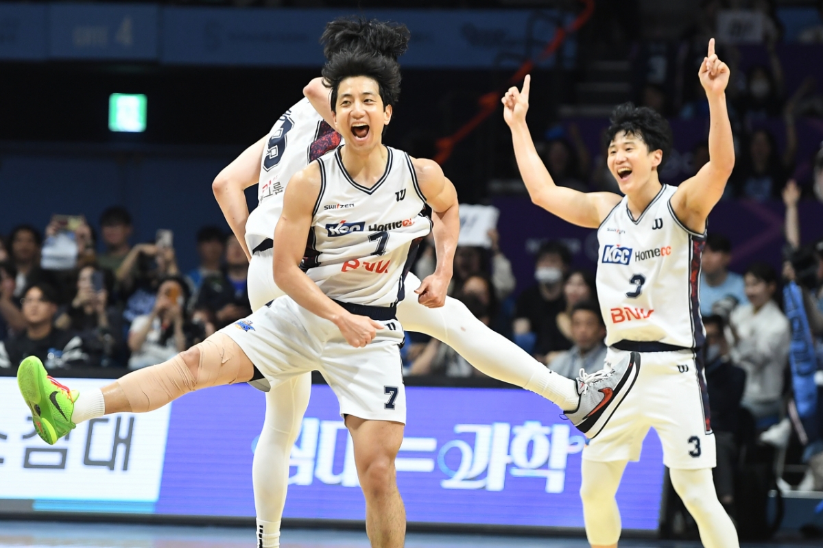 Tras la victoria en el segundo partido de las finales del campeonato de la liga profesional de baloncesto de LG Electronics 2025-2026 entre Goyang Sono y LG Electronics, Heo Hoon (en el centro), Song Kyochang y Heo Woong celebran. /foto=Proporcionado por la KBL
