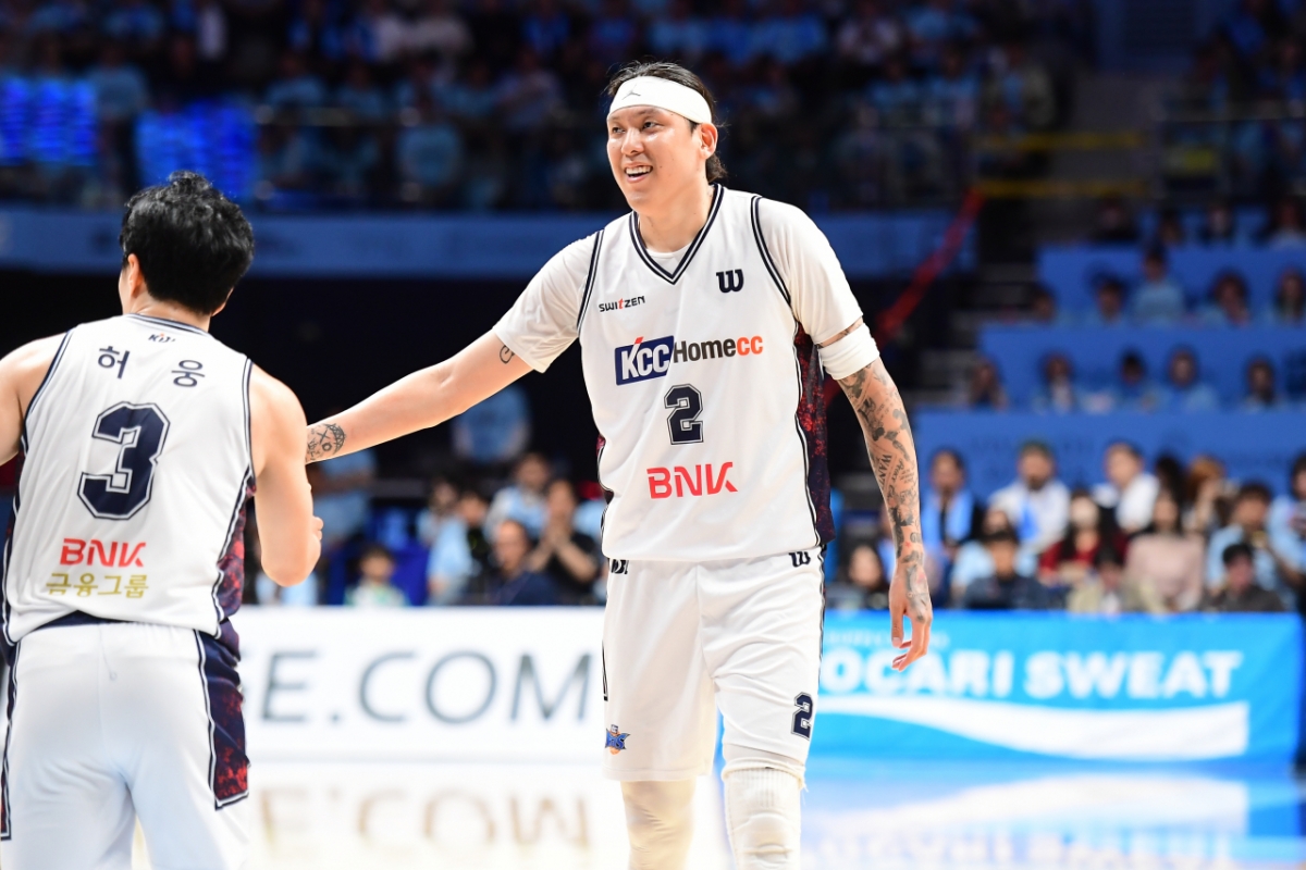 Choi Jun-yong (derecha) saluda a Heo Woong con una sonrisa. /Foto=Proporcionado por la KBL