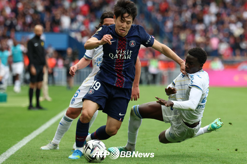 Lee Kang-in del Paris Saint-Germain en un regate. /Foto=AFPBBNews=NEWS1