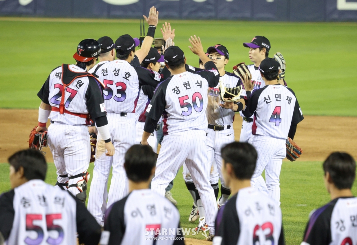 El partido de la Liga KBO Shinhan SOL 2026 entre LG Twins y NC Dinos se celebró el día 1 en el estadio de béisbol Jamsil de Seúl. Los jugadores de LG celebran tras vencer a NC por 5-1. /Foto=corresponsal jefe Kim Jin-kyung