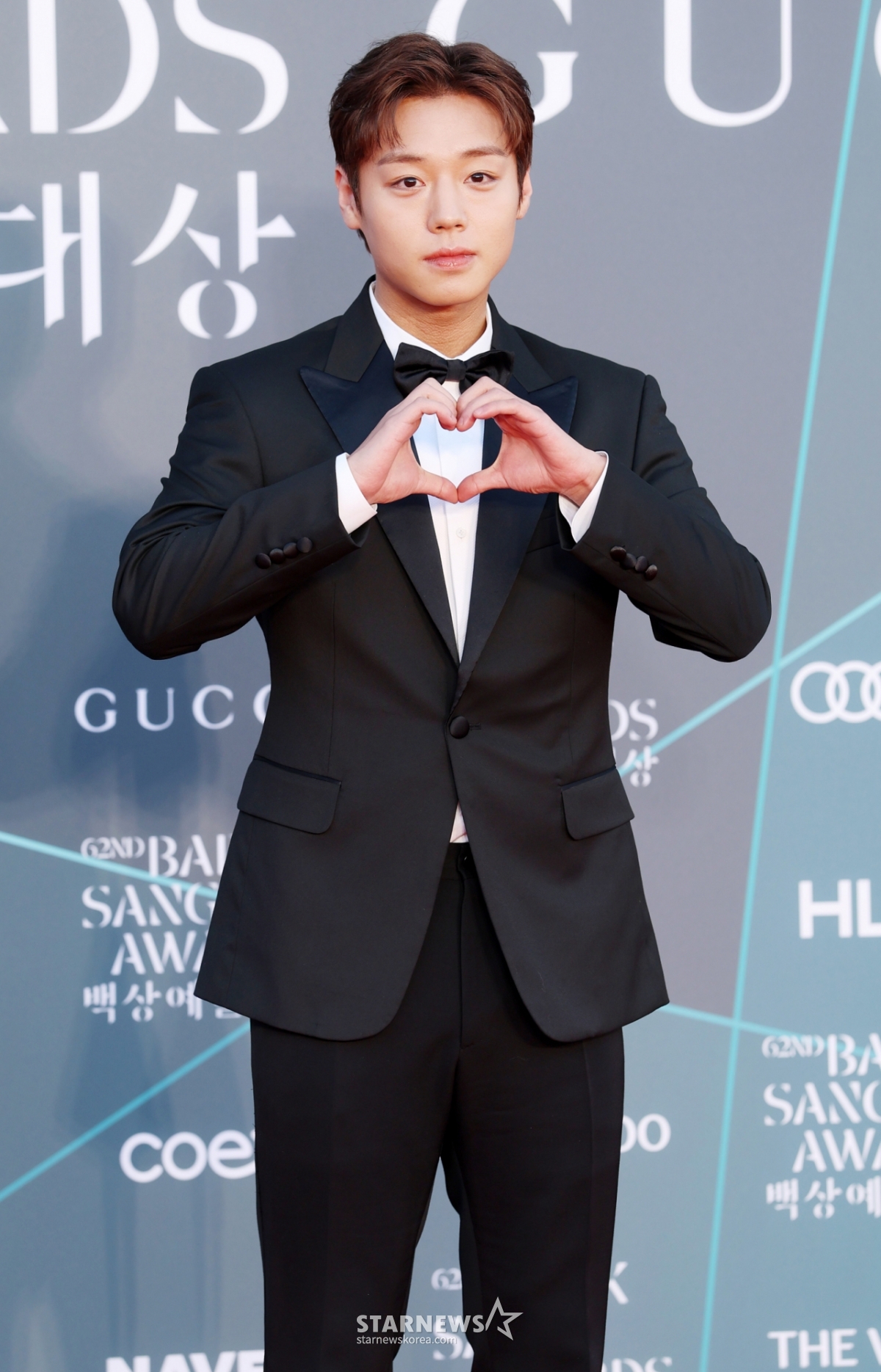 俳優のパク·ジフンが8日、ソウル江南区のコエックスで行われた第62回百想芸術大賞のレッドカーペットに参加し、ポーズを取っている。/2026.05.08 /写真=キム·フィソン hwijpg@