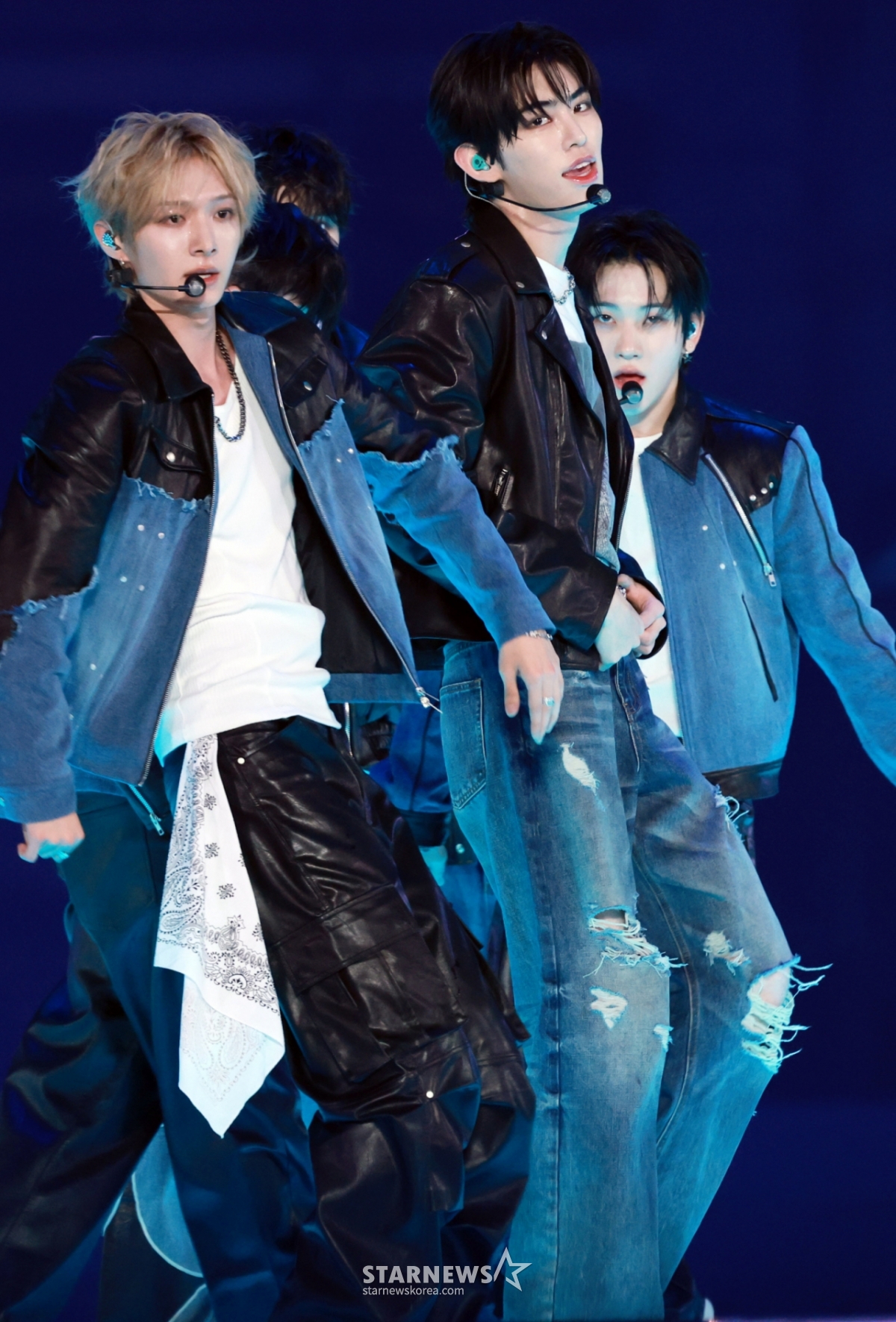 Group KickFlip is shown performing a great stage at 'ACON 2025,' held at the Kaohsiung National Stadium on December 7, 2025, to commemorate the '10th Anniversary Asia Artist Awards 2025' (10th Anniversary Asia Artist Awards 2025, '10th Anniversary AAA 2025') hosted by StarNews. 'ACON 2025' is a festival held to commemorate and celebrate the 10th anniversary of 'AAA.' Actor Lee Jun-young, i-dle's Soohwa, CRAVITY's Allen, and Kiki Suiga served as MCs, leading 'ACON 2025.' NEXZ, AHOF, Ash Island, ATEEZ, WOODZ, Lee Yi-kyung, YENA, KISS OF LIFE, KiiiKiii, KickFlip, CRAVITY, xikers, SB19, and QWER appeared. /2025.12.07 /Photo=Im Sung-kyun tjdrbs23@