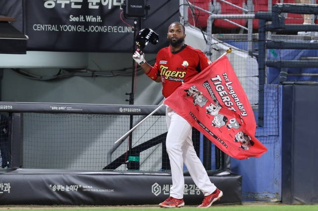 KIA Aderlin Rodriguez проводит церемонию после хоум-рана. /Фото = Предоставлено KIA Tigers