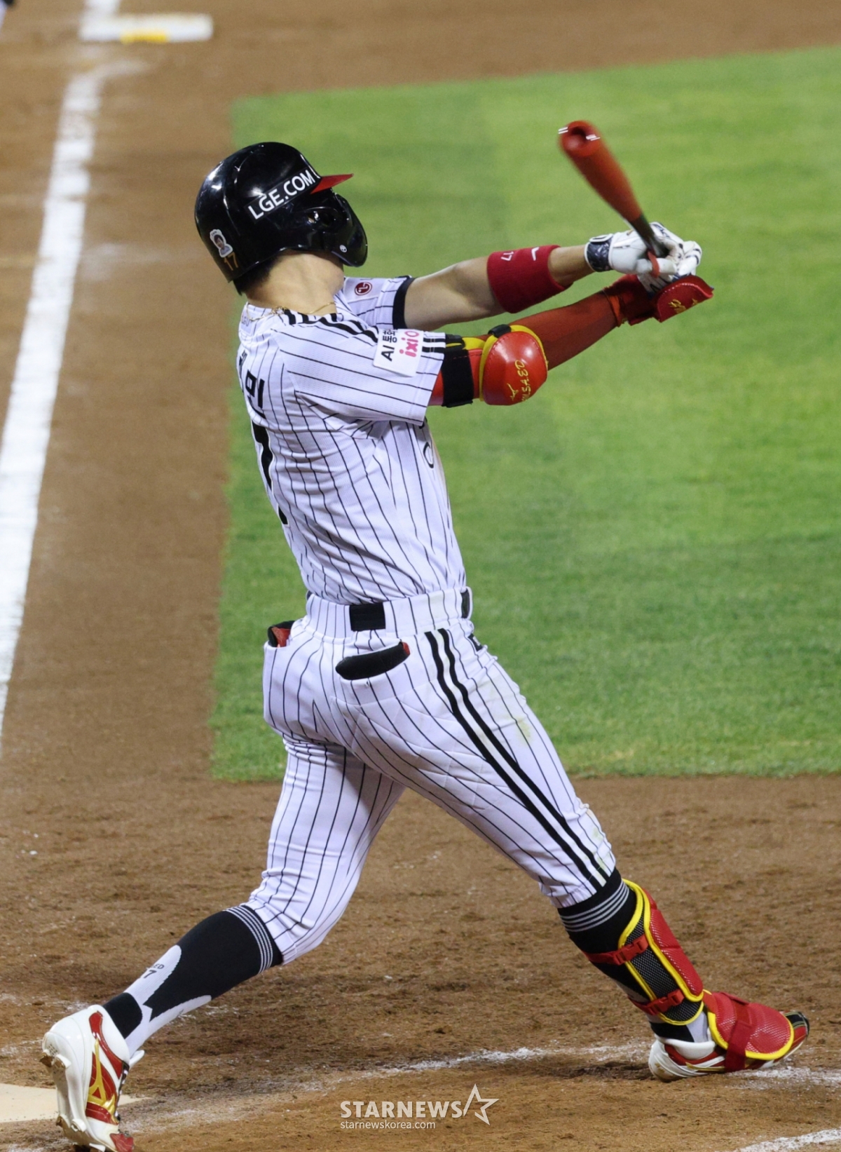 Матч между LG Twins и Doosan Bears в лиге SOL KBO 2026 состоялся 7-го числа на бейсбольном стадионе Джамсиль в Сеуле.  В конце восьмого иннинга LG Пак Хэ Мин делает один RBI и один удар с первой и третьей базы. /Фото = Ожидание Ким Чжин Гёна 