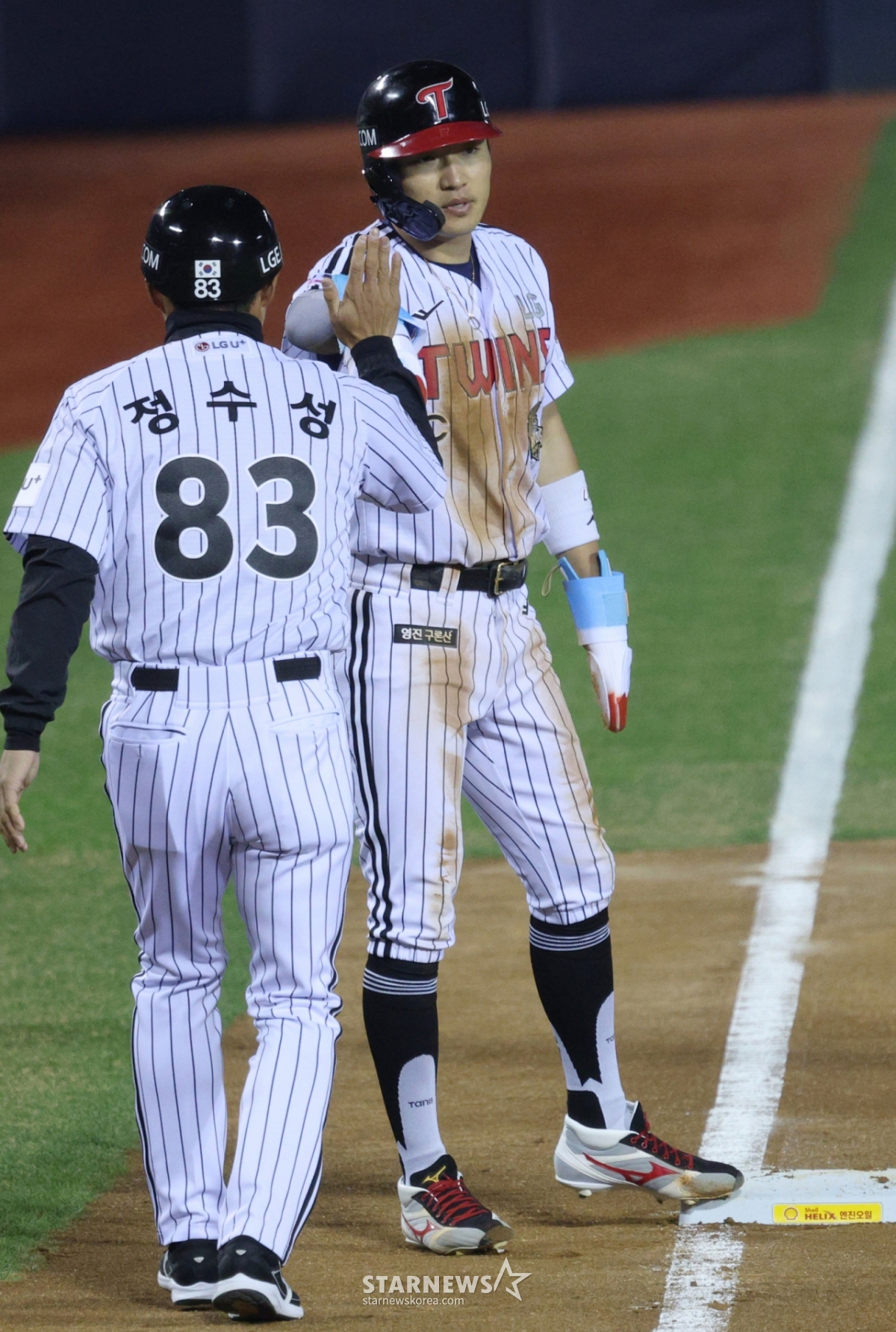 Матч между LG Twins и KIA Tigers в лиге SOL KBO 2026 состоялся 2-го числа на бейсбольном стадионе Джамсиль в Сеуле.  Тренер Чон Су Сон приветствуется после того, как Пак Хэ Мин, игрок первой базы на первой базе в конце седьмого иннинга LG, продвинулся на третью базу после второй базы украденного мяча во время игры в Хонг Чан Ки. /Фото = Ожидание Ким Чжин Гёна