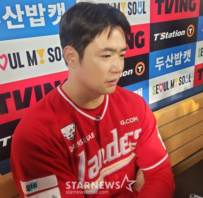 SSG Landers' Kim Jae-hwan is giving an interview to reporters after leading a victory against the Doosan Bears in a visiting game on the 8th. /Photo=Reporter Ahn Ho-geun