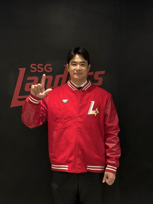 Kim Jae-hwan poses with a hand gesture symbolizing the Landers after signing an FA contract with SSG ahead of the season. /Photo=SSG Landers