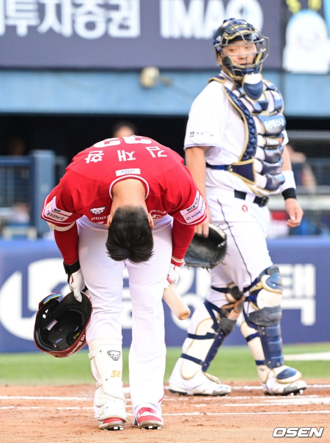 SSG's Kim Jae-hwan (left) bows 90 degrees toward Doosan fans before his first at-bat in the second inning.