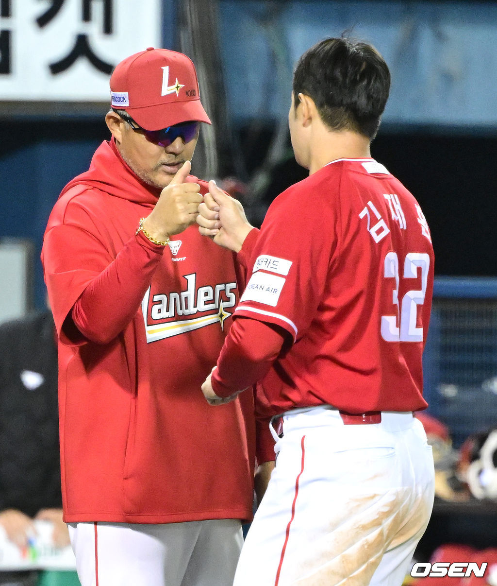 SSG's Kim Jae-hwan (right) celebrates with manager Lee Seung-yong after the victory.