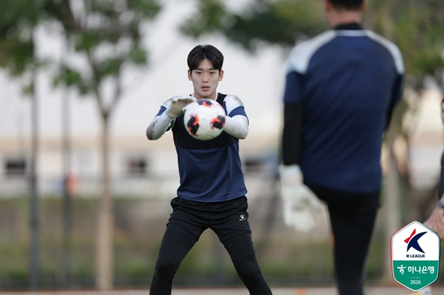 トレーニングに集中するキム·ミンスン。 /写真=韓国プロサッカー連盟提供