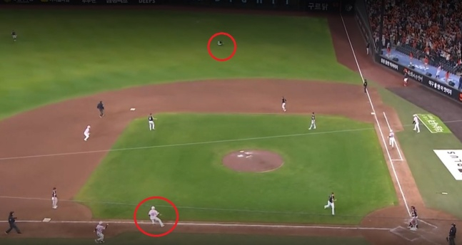 In the bottom of the 9th inning of the the 9th Hanwha-LG game, with one out and runners on second and third, LG's Hong Chang-gi (upper circle) fielding the ball and Hanwha's Ha Ju-seok (lower circle), then at third base, in position. /Photo=TVING broadcast screenshot