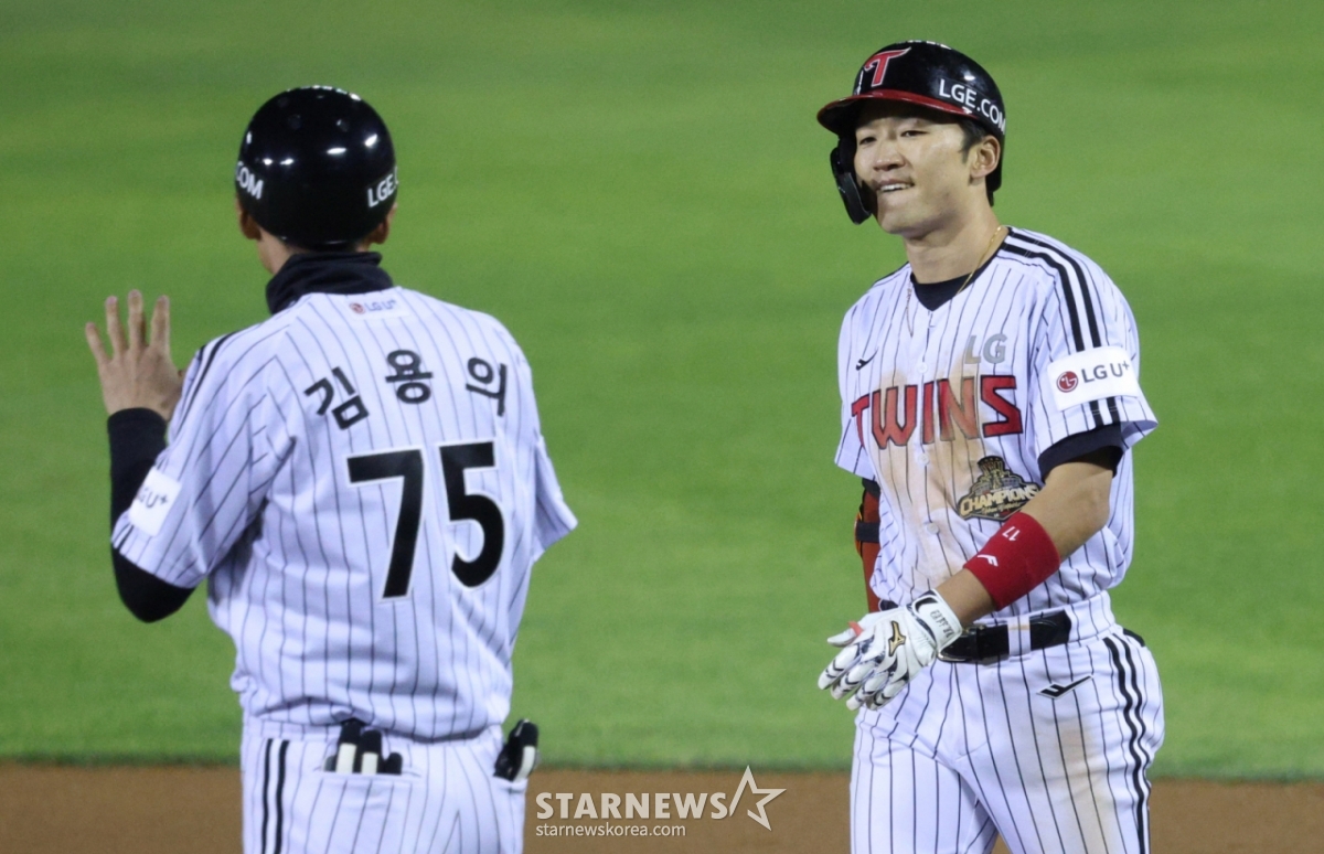 El partido de la Liga KBO Shinhan SOL 2026 entre LG Twins y Doosan Bears se celebró el día 7 en el estadio de béisbol Jamsil de Seúl. Park Hae-min de LG (a la derecha) anotó un batazo al cuadro interior con una carrera impulsada en la parte baja del octavo inning con un out y corredores en primera y tercera bases, y tras llegar a base recibió la bienvenida del entrenador Kim Yong. /foto=corresponsal jefe Kim Jin-kyung