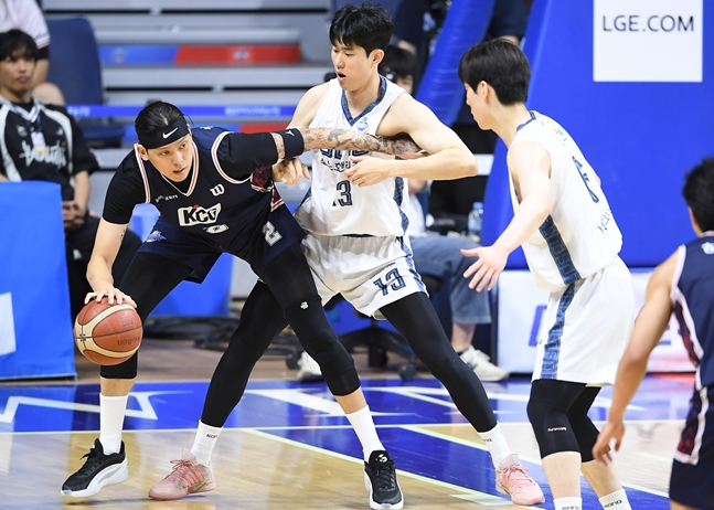 9日下午2时，崔俊勇(左)在釜山社稷室内体育馆举行的2025~2026LG电子职业篮球冠军争夺战(7战4胜制)第3场比赛中，面对林东燮(中)正在做特写。 =照片=KBL提供。