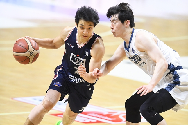 Heo Hoon (trái) đang đột phá trước Lee Jung Hyun trong trận đấu thứ ba của trận quyết định vô địch bóng rổ chuyên nghiệp của LG Electronics 2025-2026 được tổ chức tại Nhà thi đấu Sajik ở Busan vào ngày 9. /Ảnh = Cung cấp KBL