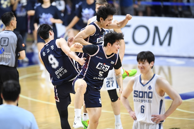 Song Kyo-chang (từ trái sang), Heo Hoon và Kim Dong-hyun đang ăn mừng sau khi xác nhận chiến thắng trong trận đấu thứ ba của giải vô địch bóng rổ chuyên nghiệp LG Electronics 2026 được tổ chức tại Nhà thi đấu Sajik ở Busan vào ngày 9. /Ảnh = Cung cấp KBL
