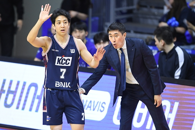 Huấn luyện viên Lee Sang Min (phải) của Busan KCC đang khuyến khích Heo Hoon trong trận đấu thứ ba của trận đấu quyết định vô địch bóng rổ chuyên nghiệp LG Electronics 2026 được tổ chức tại Nhà thi đấu Sajik Busan vào ngày 9. /Ảnh = Cung cấp KBL