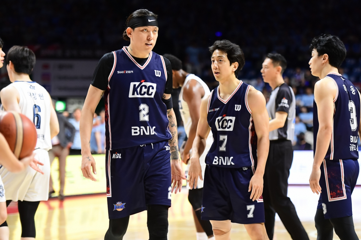 Choi Jun Yong (trái) và Heo Hoon./Ảnh = Cung cấp KBL