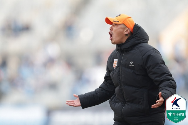 華城（ファソン）FCの車ドゥリ監督が選手団に指示を出している。 /写真=韓国プロサッカー連盟提供