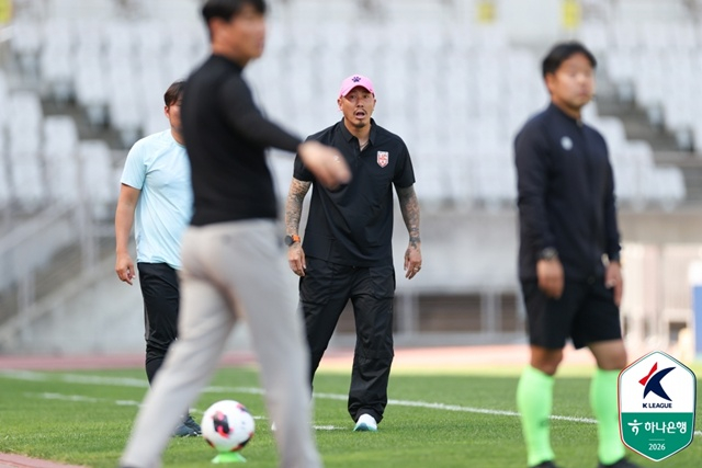 Head coach Cha Du-ri (center). Photo=Korea Professional Football League