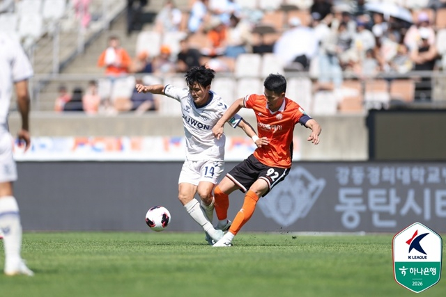 試合に集中する水原（スウォン）FCの具本哲（ク·ボンチョル、左）。 /写真=韓国プロサッカー連盟提供