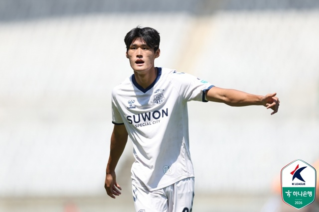 Suwon FC tấn công mạnh mẽ Ha Jung Woo. /Ảnh = Liên đoàn bóng đá chuyên nghiệp Hàn Quốc cung cấp