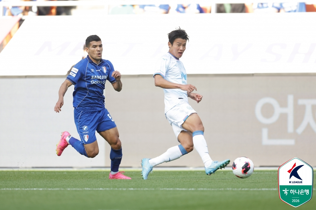 Suwon Bruno Silva (trái) và Daegu Kim Gangsan, người đang thi đấu bóng ở vòng 22611 K-League của Ngân hàng Hana tại Daegu FC và Suwon Samsung tại sân vận động World Cup Suwon vào ngày 9. /Ảnh = Liên đoàn bóng đá chuyên nghiệp Hàn Quốc cung cấp