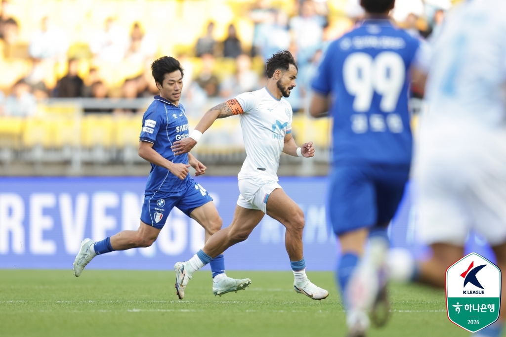Suwon Go Seung-beom (trái) và Daegu Sejingya, người đang thi đấu bóng ở vòng 22611 K-League của Ngân hàng Hana tại sân vận động World Cup Suwon vào ngày 9. /Ảnh = Liên đoàn bóng đá chuyên nghiệp Hàn Quốc cung cấp