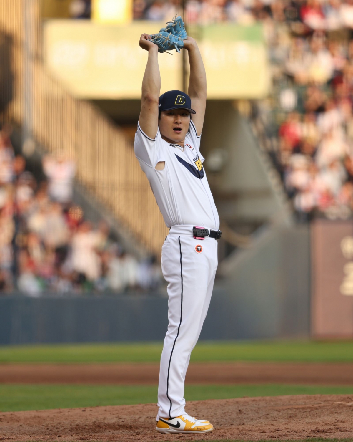 Kwak Bin, lanzador abridor de Doosan Bears, corea un "home run" tras una gran jugada defensiva de Cameron en la quinta entrada del partido contra SSG Landers el día 9. /foto=Doosan Bears