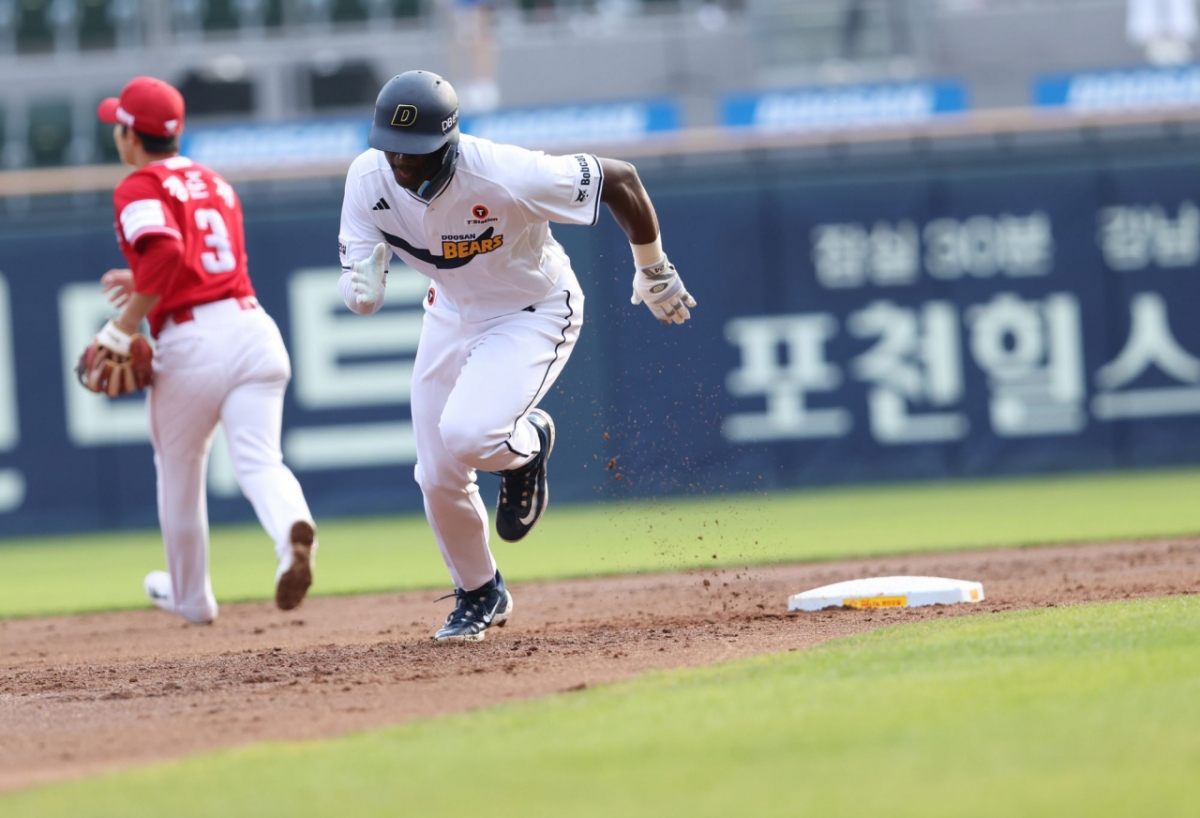 Cameron corre con fuerza en el partido contra SSG en Jamsil el día 9. /Foto=Doosan Bears