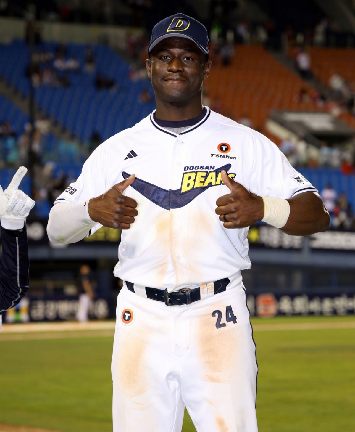 Sau khi kết thúc trận đấu giữa Jamsil SSG và Doosan vào ngày 9/5, Daz Cameron đã xuất hiện. /Ảnh = Doosan Bears cung cấp