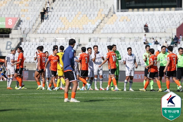 Команда Хвасон FC (оранжевая форма) приветствует Сувон FC. /Фото = Предоставлено Корейской профессиональной футбольной федерацией.