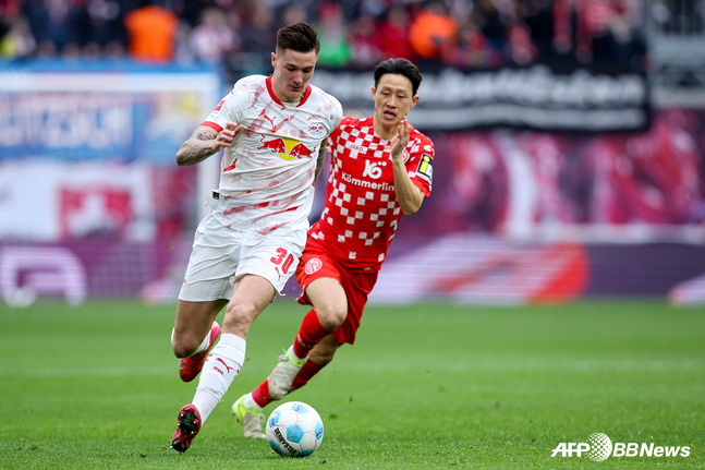Lee Jae-sung (derecha) concentrado en el partido. /Foto=AFPBBNews=NEWS1