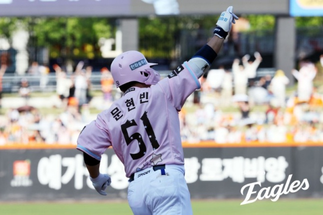 Hanwha Moon Hyun-bin đã đánh một cú homerun 3 điểm vượt trội tại căn cứ thứ 2 và thứ 3 vào cuối hiệp 8 của trận đấu với LG Daejeon vào ngày 9. /Ảnh = Hanwha Eaglex cung cấp