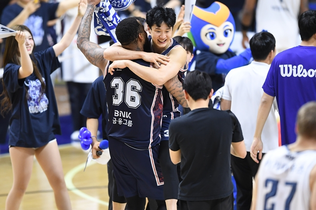 ホウンとショーン·ロング（36番）が抱擁している。 /写真=KBL提供