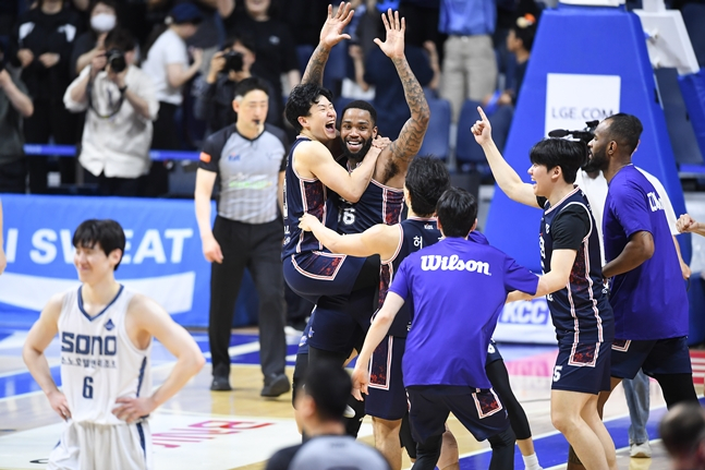 ホ·ウン（中央）がショーン·ロングを抱いている。 /写真=KBL提供