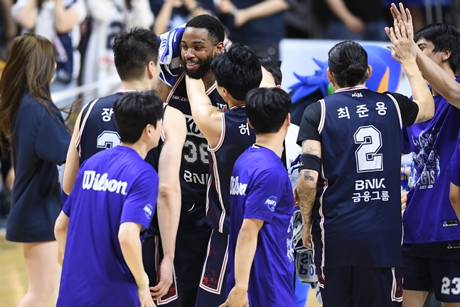 ショーン·ロング（中央）が勝利後、微笑んでいる。 /写真=KBL提供