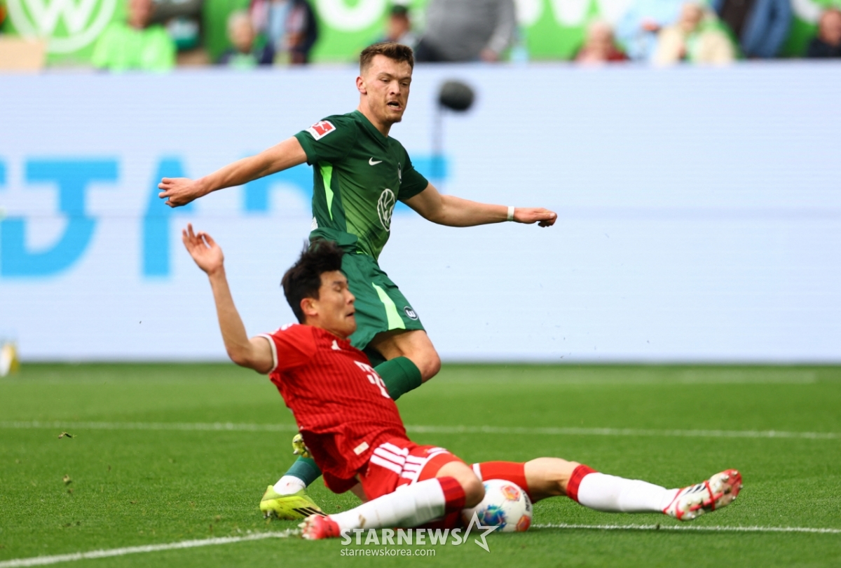 Bayern Munich center back Kim Min-jae tackling an opponent's shot during the away match against Wolfsburg in the 33rd round of the 2025-2026 Bundesliga, held at Volkswagen Arena in Wolfsburg, Germany, on the 10th (Korean time). /Photo=NEWS1
