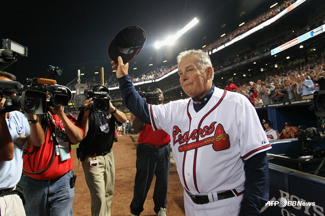 图为2010赛季的主教练考克斯（bobby cox）在主场接受球迷起立鼓掌。 =法新社BBNews=新闻1。