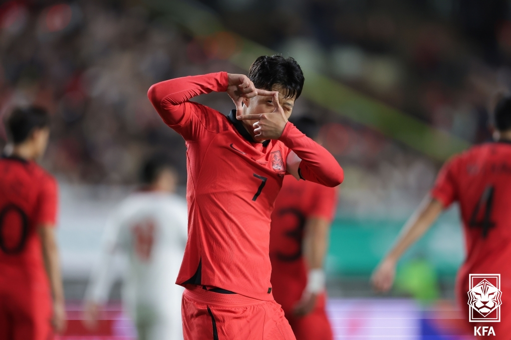 Son Heung-min celebra un gol tras marcar en un partido amistoso contra Vietnam en 2023. /foto=Proporcionado por la Federación Coreana de Fútbol