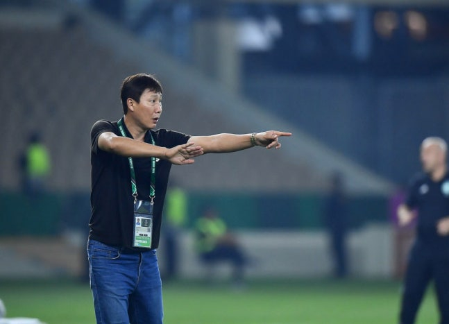 El entrenador vietnamita Kim Sang-sik dirige con gestos durante el partido por el tercer puesto de la Copa Asiática Sub-23 de la AFC 2026, celebrado en el Estadio del Centro Deportivo Rey Abdullah en Yeda, Arabia Saudita. /Foto=Captura del sitio web oficial de la Federación de Fútbol de Vietnam (VFF)
