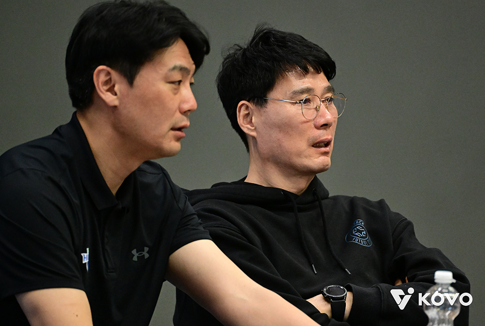 姜成衡（カン·ソンヒョン）現代建設監督（右）。 /写真=韓国バレーボール連盟提供