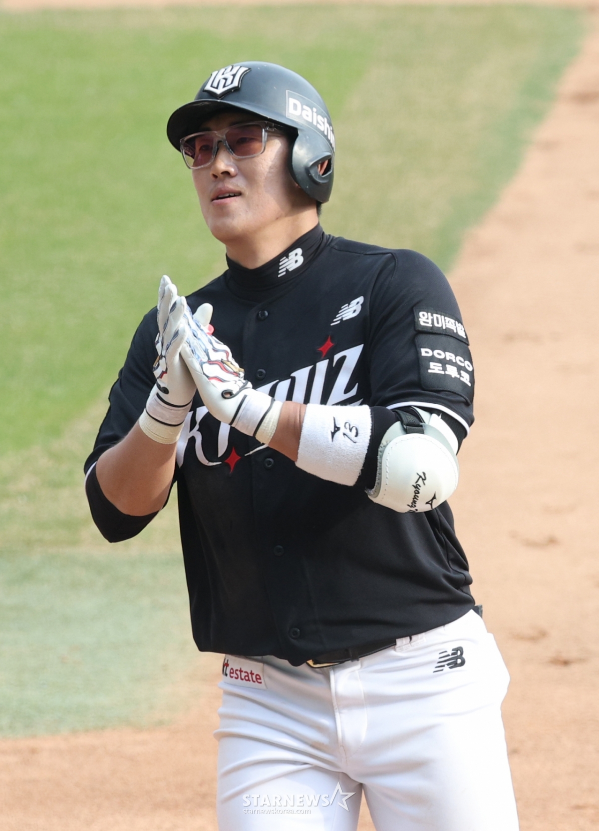 The 2026 Shinhan SOL Bank KBO League LG Twins vs. KT Wiz game was held on the 29th at Seoul Jamsil Baseball Stadium. KT's Heo Kyung-min hit a two-run, go-ahead home run to left field against LG's Kim Jin-seong in the bottom of the sixth inning with two outs and a runner on first base, then crossed home plate. /Photo=Kim Jin-kyung kim.jinkyung@