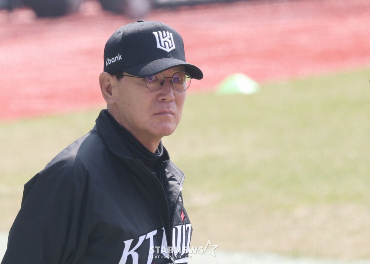 The 2026 Shinhan SOL Bank KBO League official opener between LG Twins and KT Wiz took place on the 28th at Seoul Jamsil Baseball Stadium. KT manager Lee Kang-cheol watched his players during training. /Photo=Kim Jin-kyung kim.jinkyung@