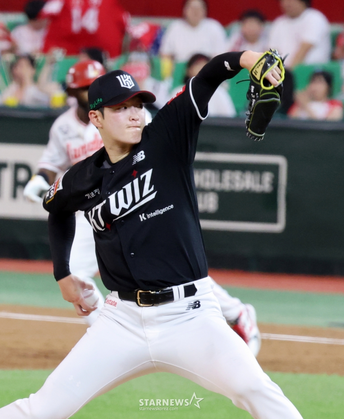 KT right-handed pitcher Bae Je-seong is seen pitching as a starter during the 2025 KBO League game between SSG Landers and KT Wiz, which was held on the 8th at Incheon SSG Landers Field. 2025.07.08. /Photo=Kang Young-jo cameratalks@