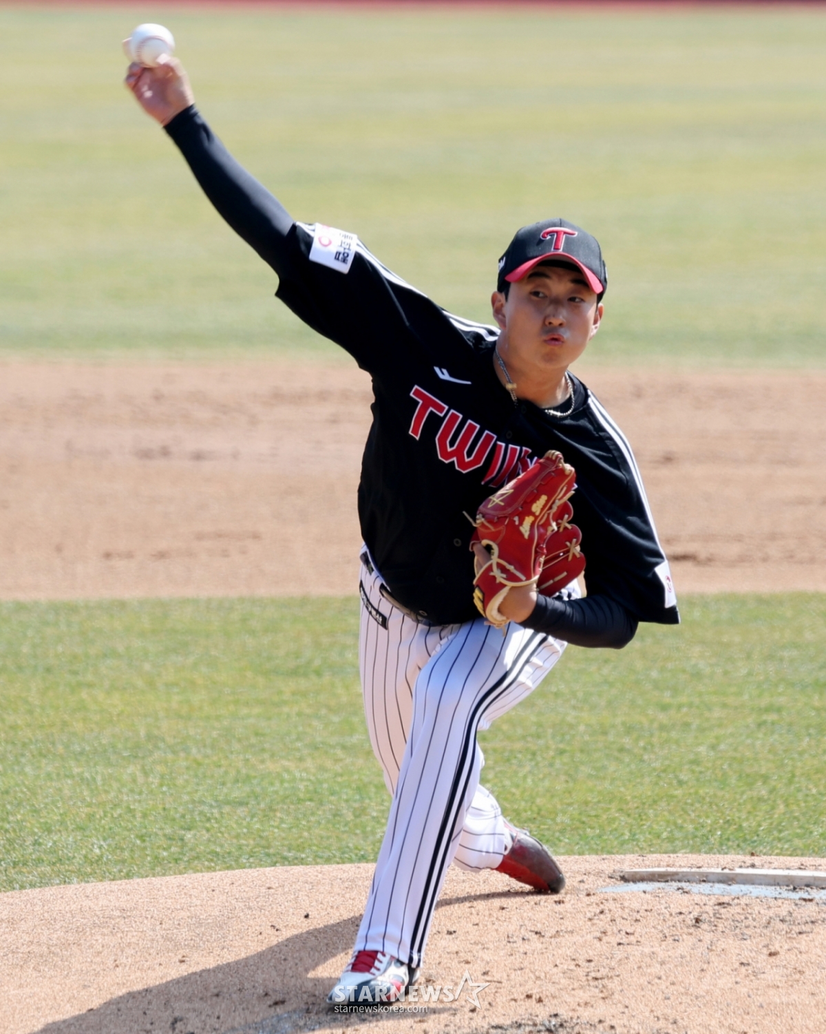 LGの右腕投手、金ジンスが17日、KTウィズパークで行われた2026プロ野球のオープン戦、KTウィズとLGツインズの試合で先発出場し、力投している。 2026.03.17./写真=カン·ヨンジョ先任記者 