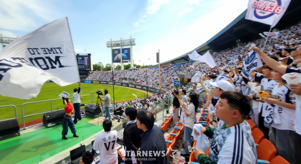 El partido de la Liga KBO Shinhan SOL 2026 entre Doosan Bears y SSG Landers se celebró el día 10 en el estadio de béisbol Jamsil de Seúl. Los aficionados al béisbol que llenaron el estadio Jamsil disfrutaron de un gran partido con un apoyo entusiasta. /foto=corresponsal jefe Kim Jin-kyung