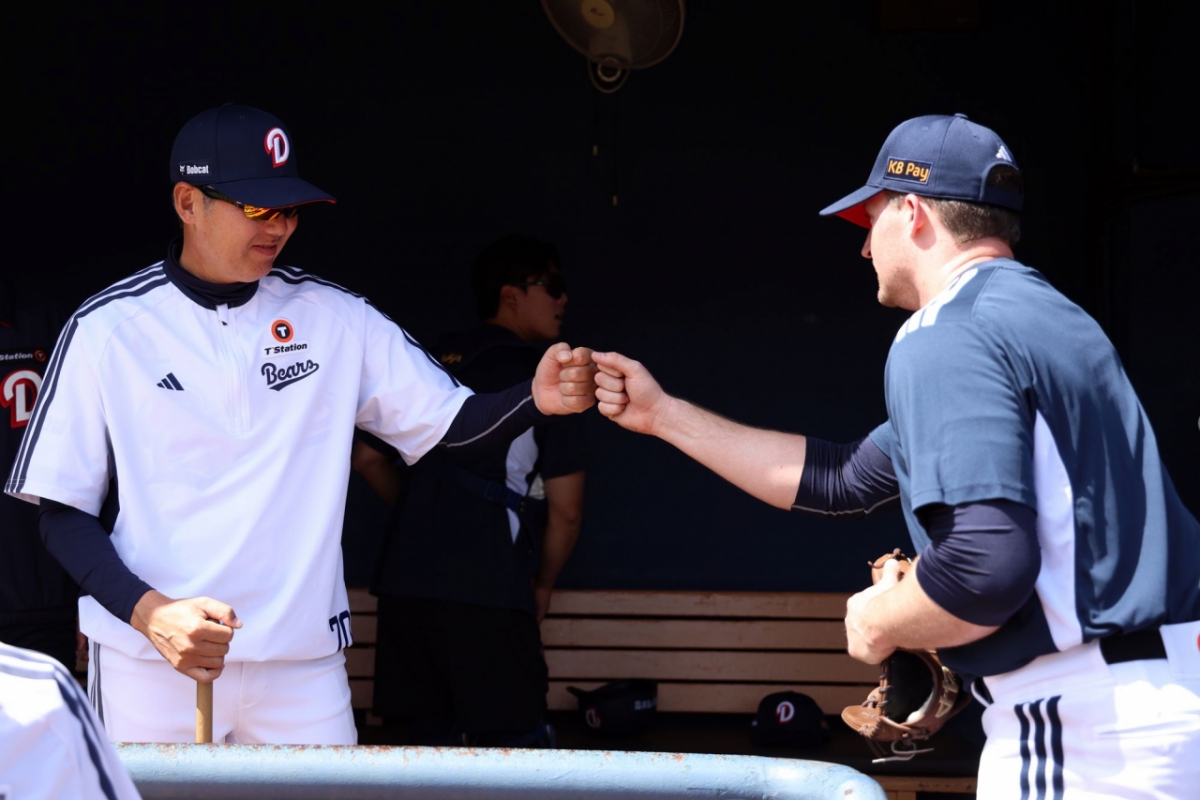 Kim Won-hyeong (izquierda), entrenador de Doosan Bears, y Wes Benjamin. /Foto=proporcionado por Doosan Bears