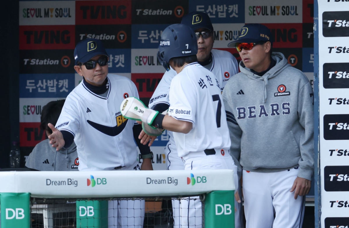 (De izquierda a derecha) Entrenador Son Si-heon, Park Chan-ho (número 7), entrenador principal Hong Won-ki y entrenador Kim Won-hyeong. /Foto=proporcionado por Doosan Bears