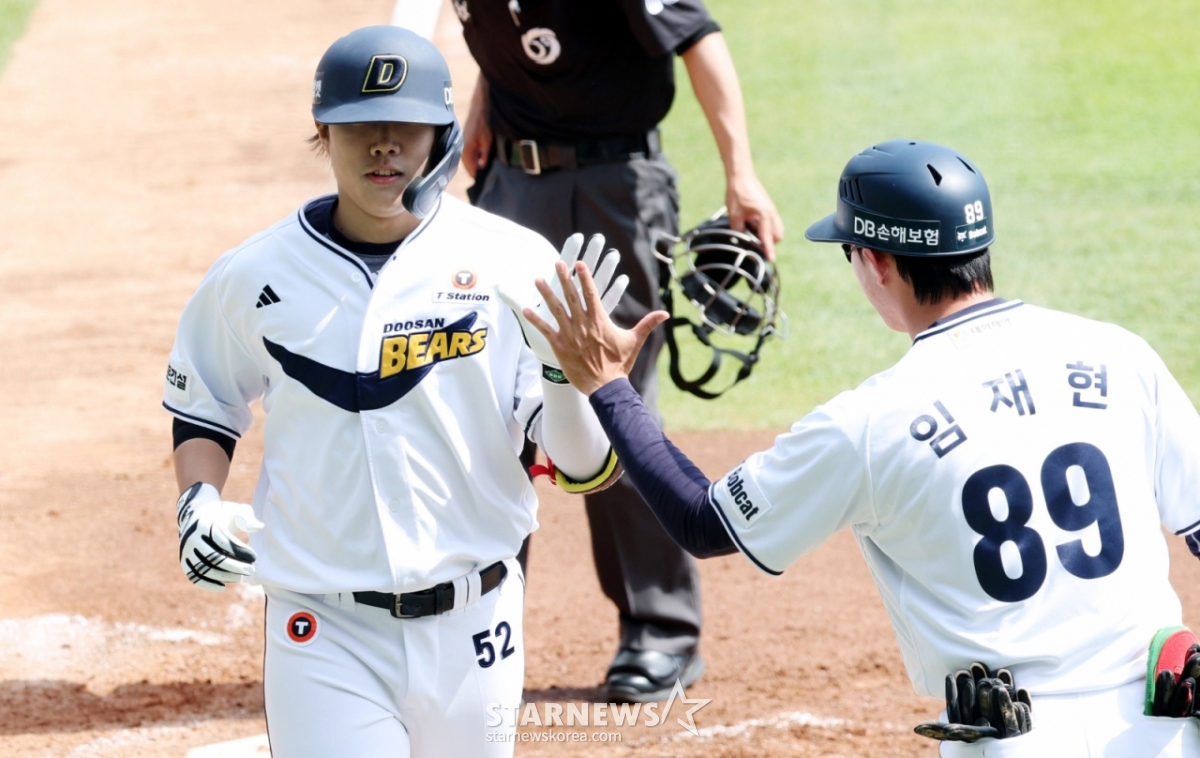 El partido de la Liga KBO Shinhan SOL 2026 entre Doosan Bears y SSG Landers se celebró el día 10 en el estadio de béisbol Jamsil de Seúl. Park Jun-soon de Doosan conectó un jonrón de una carrera al jardín izquierdo contra el lanzador abridor de SSG, Choi Min-jun, con un out en el tercer inning inferior y corrió hacia la base. /Foto=corresponsal jefe Kim Jin-kyung