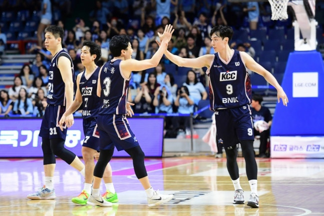 Heo Woong (center) and Song Gyo-chang (right) high-five during the third game of the 2025-2026 LG Electronics Professional Basketball Championship Finals (best-of-seven series) held at Busan Sajik Indoor Gymnasium at 2 p.m. on the 9th. /Photo=KBL